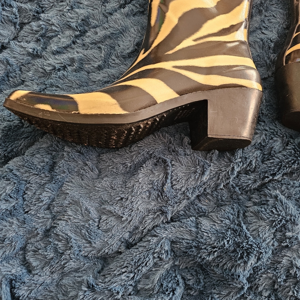 Boots - Picture 3 of 6